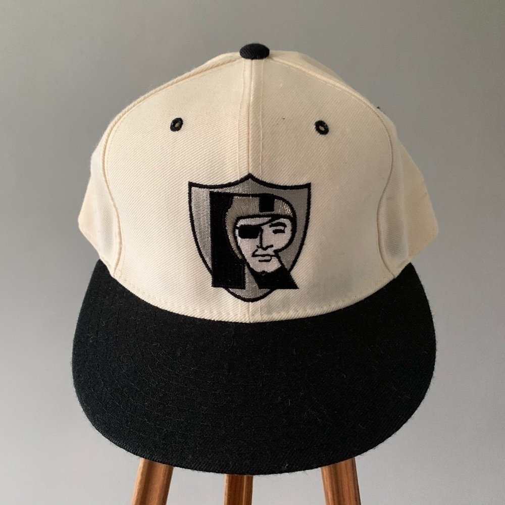 𝅺Vintage Oakland Raiders New Era Fitted Hat